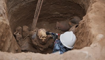 FOTO+VIDEO: Na hrobku narazili úplnou náhodou. Robotníci v Peru vykopali 1000 rokov starú múmiu