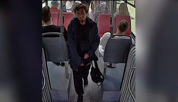 FOTO: Agresívny útok v autobuse plnom ľudí. Muž udrel cudziu ženu päsťou do tváre a ušiel