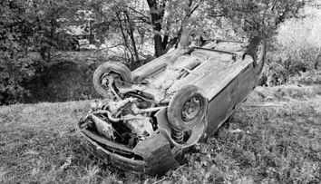 Auto skončilo na streche. Pod vozidlom našli osobu bez známok života