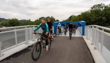 Slovensko a Česko spojil 120-kilometrový cyklookruh. Vedie popri hradoch aj prírodných atrakciách