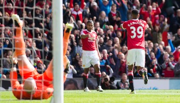 Manchester United zdolal Aston Vilu a poslal ju po 29 rokoch do nižšej súťaže