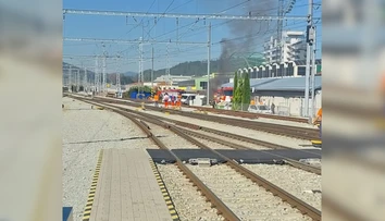 Požiar zastavil vlaky v Žiline. Doprava je úplne prerušená