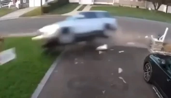 VIDEO: Opitá matka preletela s autom a zdemolovala časť domu. Vo vozidle sedeli tri malé deti