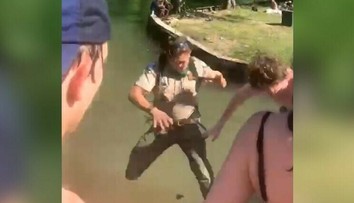 Strážca parku žiadal návštevníkov, aby dodržiavali odstupy. Jeden ho za to sotil do jazera