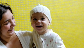 Bábätko, ktoré bodol strýko do hlavy, sa zotavuje. „Bratovi preskočilo,“ vraví mama zraneného chlapca