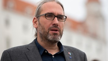 Europoslanec Hojsík reaguje na nehodu svojho asistenta. Sám je pripravený niesť následky