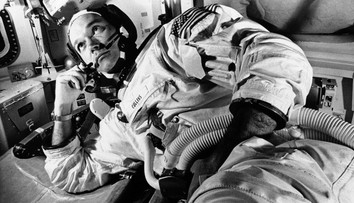 Zomrel Michael Collins, člen posádky Apolla 11.  Z trojice astronautov je nažive už len Aldrin