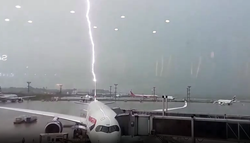 VIDEO: Lietadlo čakalo na nástup pasažierov, v tom ho zasiahol blesk