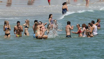 Celebrity na pláži: Taylor v bikinách, tehotná herečka obkročmo na manželovi