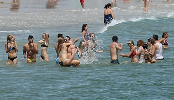 Celebrity na pláži: Taylor v bikinách, tehotná herečka obkročmo na manželovi