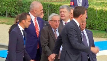 Potácajúcemu sa Junckerovi museli zo schodov pomáhať