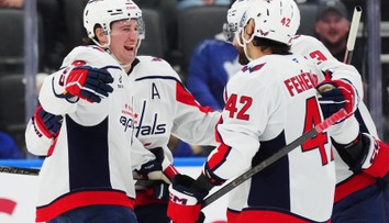 VIDEO: Skvelý výkon Fehérváryho mu priniesol jubilejný bod. Stal sa hviezdou a udržal Capitals v hre o postup