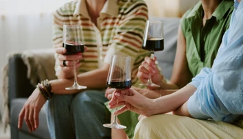 Alkohol nás vie uvoľniť aj rozladiť. Vedci vysvetlili, čo robí s naším mozgom a telom