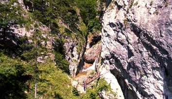 Padajúce skaly zabili v rakúskej rokline Slováka (†30)