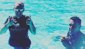 Manžel Pink je odvážny. Zo stanu vyliezol v sexy spodnej bielizni