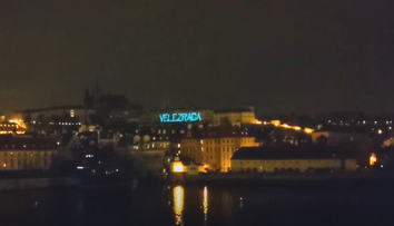 Na Pražskom hrade v noci svietil nápis „Velezrada". Je to reakcia na Zemanove mlčanie