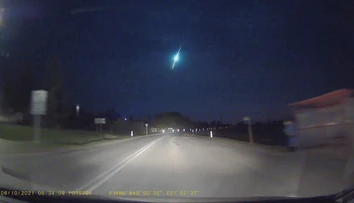 Východ Slovenska nadránom rozžiaril padajúci meteorit. Jaroslav ho zachytil na autokamere