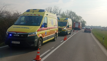 Zrážka áut pri Prievidzi. Zranené dieťa skončilo v nemocnici