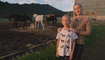 Rodinná farma si získala internet: Mama s dcérou ukazujú krásu a zábavu života so zvieratami