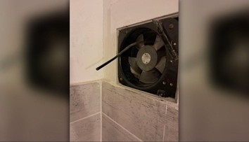 Susede namontoval do kúpeľne skrytú kameru. Obvinili policajta, ktorý tajne špehoval matku malého syna