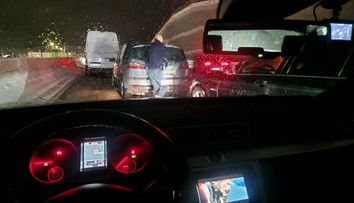 Prvá nehoda v tuneli Višňové. Zrážka viacerých áut spôsobila kolóny