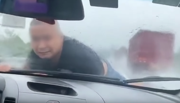 VIDEO: Žena "uniesla" exmanžela na kapote auta. Po 20 kilometroch ju zastavili policajti