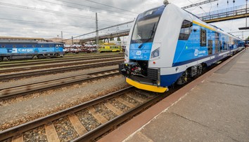 Cestujúcim neotváral dvere, vlak sa rozbiehal pomaly. Rušňovodič nafúkal závratnú hodnotu