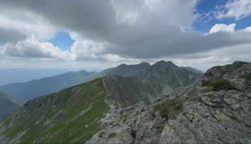 Letné búrky v horách prichádzajú rýchlo a nebezpečne. Čo robiť, ak nemáte kam utiecť?