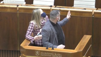 VIDEO: Suja sa mal v pléne ospravedlniť Benčíkovi, potýčku mal s Romanou Tabak