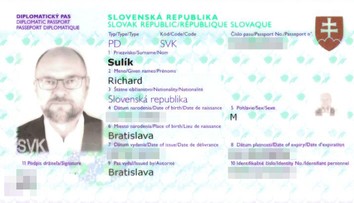 Minister hospodárstva vzal na výstavu do Dubaja aj svoju dcéru. Skeny pasov delegácie unikli na internet