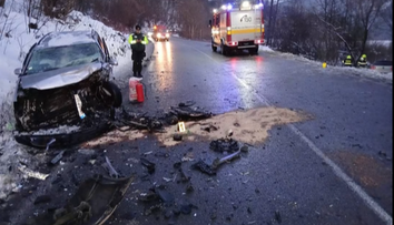 Ranná nehoda na Orave. Pri zrážke osobných áut sa zranili tri osoby