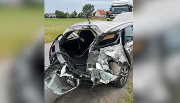 Desivá nehoda v Lozorne. Na železničnom priecestí sa zrazil vlak s autom
