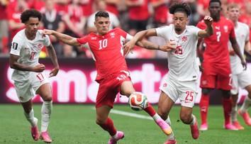 Švajčiarsko ovládlo skupinu po výhre nad Kanadou. Na turnaji pokračuje aj domáci tím