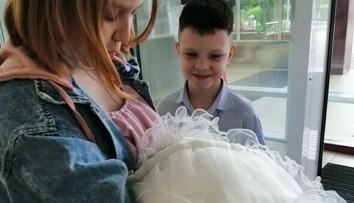 Školáčku (14) prepustili s bábätkom z nemocnice. Okrem priateľa (11) ich sprevádzali aj mamy