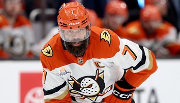 VIDEO: Natrhnutie tretieho stupňa i pomliaždenie. Čech Gudas opäť úradoval, v NHL odrovnal hviezdu