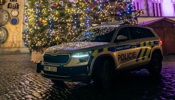 Ježiško rozhádzal darčeky po vozovke. Kuriérovi sa počas cesty otvorila dodávka, vypadnuté zásielky si zrejme vzali okoloidúci