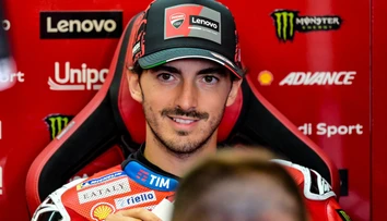 Poctu niesť olympijskú pochodeň budú mať mnohé osobnosti. Nechýba medzi nimi známy motocyklový pretekár