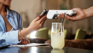 Turisti zúria. Obľúbená dovolenková destinácia mení pravidlá v reštauráciách