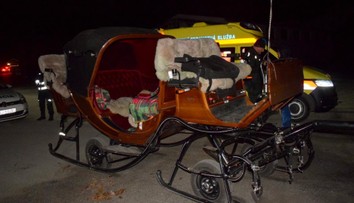 Bizarná nehoda v centre Bardejova: Splašené kone s povozom narazili do zaparkovaného auta