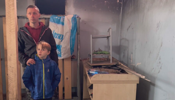 Z toho hlásenia sa mu dodnes chveje hlas. Hasič, ktorému počas služby zhorel dom, stále nemá strechu nad hlavou