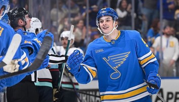 VIDEO: Dvorský opäť bodoval. Premiérovou asistenciou v NHL nasmeroval St. Louis k víťazstvu