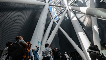 Nočná dráma v Tokiu. Ľudia strávili hodiny uväznení vo výťahu mrakodrapu