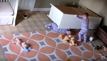 Batoľa zachránilo svoje dvojča. Privalila ho obrovská komoda