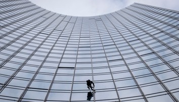 VIDEO: Pavúčí muž bez istenia zliezol mrakodrap vo Frankfurte