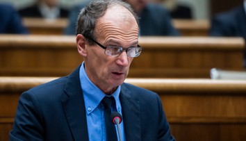 Štefan Kuffa mal vysvetliť haváriu ministerského auta. Koaliční poslanci rokovanie výboru bojkotovali, neprišiel ani on