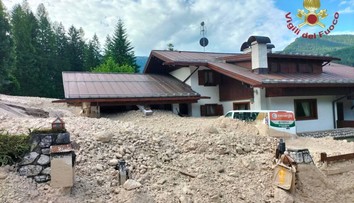 VIDEO: Dedinu v Dolomitoch pohltila zúrivá rieka bahna, trosiek a kameňov. Prehnala sa neuveriteľnou rýchlosťou