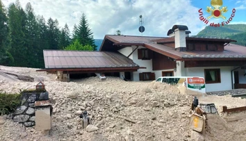 VIDEO: Dedinu v Dolomitoch pohltila zúrivá rieka bahna, trosiek a kameňov. Prehnala sa neuveriteľnou rýchlosťou