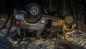 Nehoda opitej vodičky: Auto bez evidencie skončilo na streche