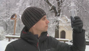 Richard chce 10 dní piť iba destilovanú vodu