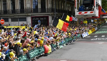 Totálna strata chochmesu? Fanúšikovia na dedine skákali po hroboch pre lepší výhľad na preteky